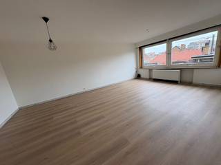 Zeer ruim 3-slaapkamerappartement met lift – onmiddellijk beschikbaar.Dit zeer ruime 3-slaapkamerappartement bevindt zich op de derde verdieping van...