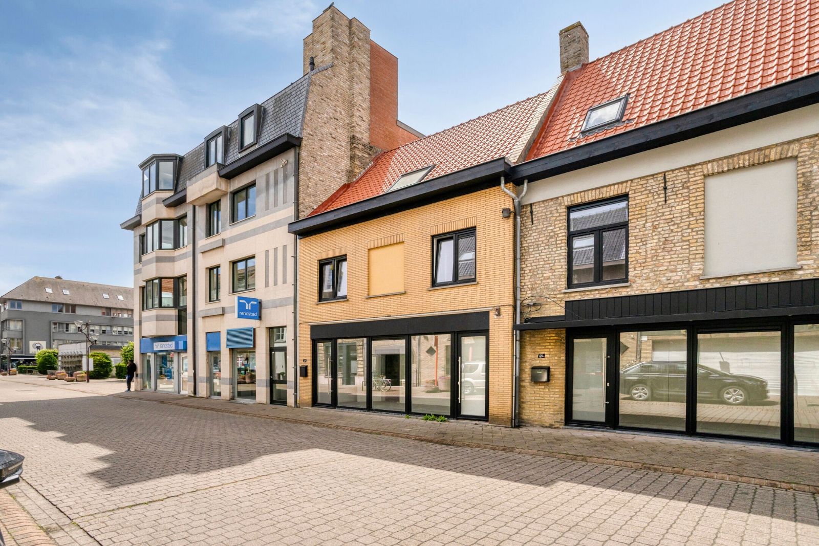 Volledig gerenoveerde, ruime stadswoning met kantoor-, praktijk- of handelsruimte in het hart van Veurne - foto 4