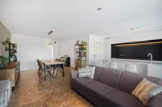 Op een centrale locatie te Koningshooikt bevindt zich dit recent appartement (2017) met 2 slaapkamers en een westgericht terras. Het appartement is gelegen op de tweede verdieping. U bevindt zich hier vlakbij het centrum met winkels, scholen en het openbaar vervoer.<br /><br />We betreden het appartement via de inkomhal met apart gastentoilet. De gezellige leefruimte geniet van veel lichtinval door de grote raampartijen. Deze kan u inrichten met een gezellige zithoek en een aparte eetplaats. Hier is de moderne open keuken mooi geïntegreerd in het geheel en voorzien van de voornaamste toestellen. Aangrenzend aan de keuken bevindt zich de berging/wasplaats. Verder geeft de hal ons toegang tot 2 slaapkamers en de badkamer, voorzien van dubbele lavabo en inloopdouche. Op het westgerichte terras kan u steeds in alle rust en privacy genieten van het mooie weer. Het appartement is voorzien van airconditioning en een ventilatiesysteem C. U beschikt ook nog over een ondergrondse staanplaats en een praktische kelderberging. De EPC-score bedraagt slechts 87 kWh/m²/jaar en de elektriciteit is conform. <br /><br />Het appartement is beschikbaar vanaf 1 maart 2027.<br /><br />Dit is een uitstekende opportuniteit als u op zoek bent naar een recent appartement met 2 slaapkamers te Koningshooikt. Contacteer ons voor meer informatie op 0472 82 80 66 of neem een kijkje op www.boonstravastgoed.be .<br /><br />Bijzonderheden:<br />- EPC A<br />- Zonnig terras<br />- Uitstekende bereikbaarheid
