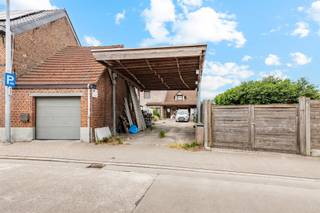 <p>Deze ruime woning is gunstig gelegen in het centrum en afgewerkt met oog voor detail en duurzame materialen zoals natuursteen, parketvloeren en Meranti ramen.</p><p>Via de inkomhal kom je in de gezellige leefruimte met haard en een open, volledig uitgeruste keuken. Grote raampartijen zorgen voor veel licht en een open zicht op de verzorgde tuin – perfect voor wie houdt van harmonie tussen binnen en buiten.</p><p>Met vier volwaardige slaapkamers is dit een ideale gezinswoning, of geschikt voor wie extra ruimte zoekt voor bureau, hobby of logeerkamer. De badkamer beschikt over een ligbad én inloopdouche. Verder zijn er een gastentoilet en een praktische berging.</p><p>De woning biedt met 262 m² bewoonbare oppervlakte, garage, carport, oprit en kelder tal van mogelijkheden – ook voor wie wonen en werken wil combineren.</p><p>Troeven:</p><ul><li><p>EPC: 130 kWh/m²</p></li><li><p>29 zonnepanelen met groenestroomcertificaten</p></li><li><p>Zonneboiler</p></li><li><p>Airco en centraal stofzuigsysteem</p></li><li><p>Waterrecuperatie</p></li><li><p>Kelder met veel opbergruimte</p></li><li><p>Kwalitatieve materialen – instapklaar</p></li><li><p>Centrale ligging nabij winkels, scholen en OV</p><p> </p></li></ul><p>Laat deze kans niet voorbijgaan en maak van deze woning uw thuis!<br />Voor meer informatie of een bezoek, contacteer je Gilles van Immo Zone op 0491/ 20. 35. 95</p>