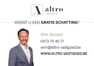 <p><strong>Gelegen in het centrum van Brugge</strong>, waar parkeerplaatsen schaars zijn</p>
<p><strong>Toegang via grote automatische sectionale poort</strong> voor extra comfort en veiligheid</p>
<p><strong>Voorzien van elektriciteit en lichtpunt</strong></p>
<p><strong>Praktische afmetingen</strong> (5,50 m x 2,40 m x 2,28 m) met extra bergruimte</p>
<p><strong>Interessant als eigen gebruik of investering</strong></p>