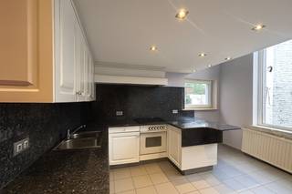 <span><strong>*Woonhuis met bijhorende grond en garage*</strong></span><br /><br />Op de Mechelsesteenweg 373 nabij Herent Station bieden wij u een woonhuis van meer dan 300m² bewoonbare oppervlakte en dit op een perceel van 4a29ca. De grond links gelegen van de woning en de achterliggende garage zijn bijhorende bij deze aanbieding. Het pand zelf is op heden verhuurd. <br /><br />We tellen 5 ruime slaapkamers en 2 badkamers. Het bijmaken van slaapkamers op de zolderverdieping is absoluut mogelijk. Bijkomend is er een leefruimte en een geiïnstalleerde keuken met zeer ruime wasplaats/ technische ruimte. Dit pand is ideaal voor een samengesteld gezin of gewoonweg kopers die ruimte weten te appreciëren. De strategische ligging en bereikbaarheid van het pand is een absolute bijkomende troef. <br /><br /><span><strong>Een bezoek ter plaatse kan zeker na afspraak! Contacteer onze Vastgoedmakelaar Jacky: 0495 53 46 49 of jacky@connect-immo.be </strong></span><br />EPC: 239 kWh/m² - 3721809