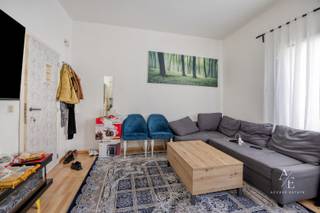 Bent u op zoek naar een opbrengsteigendom met een mooi maandelijks huurrendement en bent u niet bang om uw handen uit de mouwen te steken? Zoek dan niet verder en ontdek deze eigendom in Gent. In 2002 werd de eigendom opgesplitst naar 3 units en deze zijn op heden alle 3 verhuurd. De opsplitsing werd in 2013 gekwalificeerd als strafrechtelijk verjaard. Contacteer ons via +32 470 06 80 15 of nathan@accessestate.be voor meer informatie of een bezoek.<br /><br />Huuropbrengst van €2.349/maand (€825 + €724 + €800)<br />Netto huurrendement van 5,83% !!!<br />Geen syndicus => lage maandelijkse kosten<br /><br />EPC's:<br />- GLV: 168 kWh/m² (label B - geen renovatieverplichting)<br />- 1steV: 373 kWh/m² (label D - geen renovatieverplichting)<br />- 2deV + 3deV (duplex): 313 kWh/m² (label D - geen renovatieverplichting)<br /><br />Elektrische keuringen:<br />- GLV: conform tot 25/09/2042<br />- 1steV: conform tot 25/09/2042<br />- 2deV + 3deV (duplex): conform tot 25/09/2042<br /><br />Asbestattesten:<br />- GLV: asbestveilig (0 asbestmaterialen)<br />- 1steV: asbestveilig (0 asbestmaterialen)<br />- 2deV + 3deV (duplex): asbestveilig (0 asbestmaterialen)