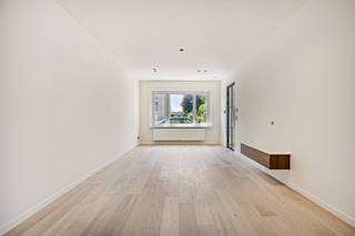 Deze volledig gerenoveerde gezinswoning in Merelbeke biedt maar liefst 216 m² bewoonbare oppervlakte en combineert ruimte, comfort en een uitstekende ligging. De woning is in 2026 volledig gerenoveerd, geniet van een EPC A (57 kWh / m² jaar), en dus perfect instapklaar!<br /><br />Binnen geniet je van een kwalitatieve afwerking, vijf volwaardige slaapkamers en twee stijlvolle badkamers. Dankzij de ruime indeling is er plaats voor het hele gezin, een thuiskantoor of een hobbyruimte. De lichtrijke leefruimte creëert een aangename woonbeleving en vormt het hart van deze moderne woning.<br /><br />Ook buiten heeft deze woning heel wat te bieden. De hippe, onderhoudsvriendelijke stadskoer vormt een gezellige plek om te ontspannen of te genieten van lange zomeravonden. Daarnaast beschikt de woning over een ruime garage en kelder, ideaal voor parkeren, fietsen en extra opslagruimte.<br /><br />Op technisch vlak is de woning volledig mee met hedendaags wooncomfort. De aanwezigheid van zonnepanelen en een ventilatiesysteem D zorgen voor een energiezuinige woning met een gezond en aangenaam binnenklimaat.<br /><br />De ligging is een absolute troef. Je woont centraal in Merelbeke, dichtbij winkels, scholen, horeca en dagelijkse voorzieningen. Je behoud het aangename dorpsgevoel, terwijl Gent bijzonder vlot bereikbaar is met de fiets, wagen of het openbaar vervoer. Ook de belangrijkste verbindingswegen bevinden zich vlakbij.<br /><br />Een instapklare gezinswoning die ruimte, duurzaamheid en een topligging perfect weet te combineren.<br /><br />Bestuursmaatregelen in het maatregelenregister: nee