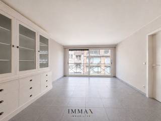 Dit mooi appartement is centraal gelegen in Knokke, nabij het strand en de Lippenslaan.Indeling: inkomhall met vestiaire en afzonderlijk toilet...
