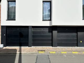 Recente garage op gunstige ligging, gemakkelijk in- en uit te rijden. Vlotte bereikbaarheid van de uitvalswegen.De garage heeft een elektrische...