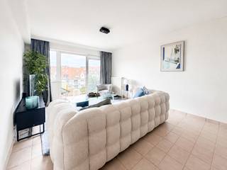 Dit aangename appartement is uitstekend gelegen in de gegeerde Koningslaan, op korte wandelafstand van het Rubensplein, de zeedijk en het bruisende centrum van Knokke. Dankzij de centrale ligging bevinden winkels, restaurants en het strand zich allemaal binnen handbereik. Bovendien geniet het appartement van een mooi open zicht. Het appartement omvat een inkomhal met afzonderlijk toilet, een lichtrijke leefruimte met grote raampartijen en toegang tot het terras. Aansluitend bevindt zich de aparte keuken. Verder beschikt het appartement over een ruime slaapkamer met toegang tot een aangenaam terras aan de achterzijde en een praktische douchekamer. Een private kelderberging is inbegrepen. Daarnaast is er de mogelijkheid tot aankoop van een garagebox. Een ideaal appartement voor wie op zoek is naar een aangename pied-à-terre op een centrale en gegeerde ligging te Knokke.<br /><br />Stedenbouwkundig uittreksel en maatregelenregister in aanvraag.<br /><br />Aarzel niet om ons te contacteren voor meer informatie: tel. : 050 62 44 14 of via knokke@immax.be