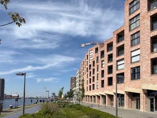 <strong>Luxe appartement met zicht op 't MAS </strong>- Eilandje met zicht op 't Kattendijkdok, Havenhuis en de Londenbrug. Appartement 95m2 groot. Ruime leefruimte op parket met vloerverwarming. Loggia van 6m2 uitkijkend op het water. Achteraan, een perfect geïntegreerde keuken voorzien van alle toestellen, ingebouwde ijskast, diepvriezer, een inductie kookplaat, een warme luchtoven, inbouwvaatwasser. 2 comfortabele slaapkamers met de<strong> ramen uitkijkend op het dok. </strong>Verder op de hal een gastentoilet, de badkamer met <strong>inloopdouche,</strong> dubbele lavabo en toilet. 1 comfortabele slaapkamer, de tweede slaapkamer een kinderkamer of buro eveneens op parket. Fietsenberging op het gelijkvloers. Algemene kosten 135€ per maand verwarming inbegrepen.