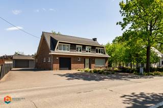 In Onze-Lieve-Vrouw-Waver bevindt zich dit uitzonderlijk vrijstaand pand waar wonen en werken perfect gecombineerd kunnen worden. De eigendom omvat een ruime werkplaats/magazijn van 354 m² en een comfortabele woning met 4 slaapkamers, gelegen op een perceel van maar liefst 2.649 m². Dankzij de strategische ligging nabij de R6 en de E19 geniet u hier van een uitstekende bereikbaarheid richting Antwerpen en Brussel.<br /><br />De woning beschikt over een aangename leefruimte met veel lichtinval en voldoende plaats voor een gezellige zithoek en eetplaats. Verder omvat de woning een volledig uitgeruste keuken, 4 slaapkamers, 1 badkamer, een ruime garage. Met een bewoonbare oppervlakte van 251 m² biedt deze eigendom alle comfort voor wie wonen en werken wil combineren op één locatie.<br /><br />Benieuwd?  Bekijk HIER de video<br /><br />Aan de achterzijde van het perceel bevindt zich de professionele werkplaats/magazijn van 354 m² met een vrije hoogte van 3,1 meter. Dankzij de praktische indeling, de aanwezige sectionaalpoorten en krachtstroom (3 x 35 A) is deze ruimte geschikt voor uiteenlopende activiteiten zoals opslag, productie of ambachtelijke werkzaamheden. De site beschikt bovendien over ruime parkeermogelijkheden en een aparte toegang voor vrachtwagens.<br /><br />Het gebouw werd oorspronkelijk opgericht in 1963 en grondig gerenoveerd in 2010. Het totale perceel van 2.649 m² bestaat uit 1.595 m² woongebied en 1.054 m² zone voor ambachtelijke bedrijven en KMO’s, wat deze eigendom bijzonder interessant maakt voor zelfstandigen en ondernemers. Verder werd de eigendom uitgerust met 27 zonnepanelen met een piekvermogen van 8.000 Wp.<br /><br />Dit is een unieke opportuniteit voor wie op zoek is naar een strategisch gelegen eigendom waar professioneel gebruik en comfortabel wonen naadloos samengaan.<br />Contacteer ons voor meer informatie op 0473/27 88 57 of neem een kijkje op Boonstra Vastgoed.<br /><br />Bijzonderheden:<br /><br />-Werkplaats/magazijn van 354 m²<br />-Totale terreinoppervlakte van 2.649 m²<br />-Vrijstaand pand met woning en werkplaats/magazijn<br /> 