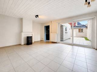 Op te frissen woning met 3 slaapkamers en zonnige buitenruimte!<br /><br />In een rustige woonomgeving in Assebroek, op korte afstand van Brugge Centrum en het station, diverse winkels, scholen en dagelijkse voorzieningen, bevindt zich deze charmante woning met een praktische indeling, drie volwaardige slaapkamers en een verrassend ruime zuidoostgerichte buitenruimte van ca. 30 m².<br /><br />Ook technisch beschikt de woning over een aantal belangrijke troeven. Zo is de elektrische installatie conform gekeurd, is de woning voorzien van hoogrendementsbeglazing en zorgt een condenserende verwarmingsketel voor een efficiënte verwarming. Dankzij deze voorzieningen beschikt de woning over een gunstig EPC-label C.<br /><br />Deze woning omvat volgende indeling op het gelijkvloers: inkomhal met polyvalente ruimte ideaal als fietsenberging, praktische berging, bureau-, speel- of hobbyruimte, afhankelijk van de noden van de bewoners - leefruimte met gezellige gaskachel en zicht op de zuidoostgerichte koer - keuken in het verlengde van de leefruimte - wasplaats met toilet - zuidoostgerichte koer van 30m² met bijgebouw van 18m² die bijkomende mogelijkheden biedt als bergruimte, hobbyruimte, atelier of andere polyvalente invulling - kelderruimte als extra opslag.<br />Eerste verdiep: nachthal met 2 ruime slaapkamers <br />Tweede verdiep: nachthal - 1 slaapkamer - badkamer met douche in bad, lavabo en toilet.<br /><br />Een interessante eigendom voor wie op zoek is naar een praktische woning met drie slaapkamers, een aangename buitenruimte en extra polyvalente ruimtes, gelegen op korte afstand van het centrum van Brugge. De woning biedt bovendien nog de mogelijkheid om de afwerking verder naar eigen smaak te optimaliseren. Als extra troef beschikt de woning over een bijzonder gunstig kadastraal inkomen van slechts €299.<br /><br />Voor verdere informatie of vrijblijvend bezoek contacteer Céline op 0476/60 60 23 of mail naar celine@immax.be