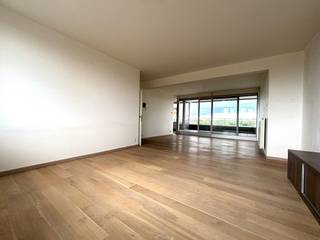 Op zoek naar een ruim appartement met terras en een mooi uitzicht over Rupelmonde?<br /><br />De ruime inkomhal leidt je naar de leefruimte, slaapkamers en badkamers. Daarnaast is hier nog een gastentoilet.<br /><br />Het appartement beschikt over <strong>drie slaapkamers</strong>, waarvan twee ruime slaapkamers en een derde, compacte slaapkamer die plaats biedt aan een eenpersoonsbed. <br /><br />Verder zijn er <strong>twee badkamers</strong>. De eerste is uitgerust met een douche en lavabomeubel.<br />De tweede badkamer beschikt over een ligbad, lavabomeubel en toilet.<br /><br />Daarnaast is er een berging met aansluitingen voor een wasmachine en droogkast.<br /><br />De leefruimte geniet van veel lichtinval en biedt een aangenaam uitzicht. Aansluitend bevindt zich het <strong>terras.</strong><br /><br />De keuken is volledig uitgerust met ingebouwde toestellen.<br /><br />Voor extra comfort zijn de leefruimte, keuken en slaapkamer voorzien van zonnewering. Ook aan het terras is zonnewering aanwezig.<br /><br />Bij het appartement hoort eveneens een <strong>autostaanplaats</strong> en een private berging naast de garage, voorzien van ingebouwde kasten. Deze berging is ideaal voor het opbergen van fietsen, gereedschap en ander materiaal.<br /><br />Als bewoner kan je bovendien gebruikmaken van de <strong>gemeenschappelijke fitnessruimte</strong> en het <strong>privatieve containerpark.</strong><br /><br /><strong>Praktische informatie:</strong>
<ul>
<li>Vrij vanaf 1/08/2026</li>
<li>Gemeenschappelijke kosten per maand: €125,-</li>
<li>Huurwaarborg: 3 maanden huur (€ 3.750,-)</li>
</ul>
Interesse? Neem gerust contact op voor meer informatie of een bezoek ter plaatse.<br /><br />Neem een kijkje op www.immoselekt.be voor ons volledige huuraanbod.<br />