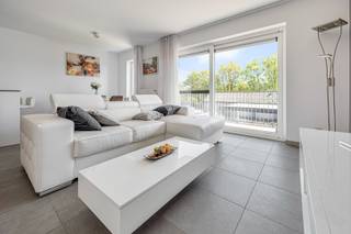 Ontdek dit hedendaags en architecturaal uitgewerkt appartement, gelegen op de eerste verdieping van een verzorgde residentie uit 2015 in Burcht,...