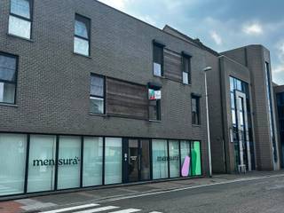 Dit knappe appartement is gelegen in het centrum van Pelt (Neerpelt) en heeft naast een mooie leefruimte en ruim terras ook 2 ruime slaapkamers. <br /><br />INDELING:<br />- Inkomhal<br />- Gastentoilet<br />- Leefruimte met open keuken<br />- Terras<br />- Nachthal<br />- Berging/ wasplaats<br />- Slaapkamer 1<br />- Slaapkamer 2<br />- Badkamer<br /><br />Beneden is er ook nog een overdekte autostaanplaats voorzien en een gemeenschappelijke fietsenberging.<br /><br />LIGGING:<br />- Het appartement is gelegen nabij het centrum van (Neer)pelt. <br />- Winkels, scholen, horeca, en openbaar vervoer (bus en trein) bevinden zich op wandelafstand. <br /><br />EXTRA TROEVEN:<br />- In beide slaapkamers werden elektrische rolluiken voorzien.<br />- Het ruime en overdekte terras biedt de hele dag door ook zon. <br /><br />EXTRA INFO:<br />- De gemeenschappelijke kosten bedragen € 50/ maand. <br /><br />Meer weten? <br />Contacteer ons en we helpen je graag dichtblij verder!
