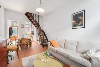 araktervolle woning in het centrum van Gent.
<p>Deze charmante gesloten bebouwing uit de periode 1875-1899 combineert authentieke elementen met hedendaags wooncomfort in een groene en centrale omgeving in Gent. De woning beschikt over drie slaapkamers, een aangename leefruimte en een praktische indeling die perfect aansluit bij gezinnen of wie extra ruimte zoekt. Dankzij het EPC-label B geniet u bovendien van een energiezuiniger wooncomfort. De ligging nabij het administratief centrum, winkels, openbaar vervoer en stadsvoorzieningen maakt deze woning extra aantrekkelijk.<br /> </p>
<p>Belangrijkste ruimtes:<br />• Lichtrijke living met aangename leefruimte<br />• Functionele keuken met praktische indeling<br />• Badkamer met douche, ligbad, dubbele wastafel en aansluiting voor wasmachine<br />• Drie volwaardige slaapkamers met diverse mogelijkheden<br />• Gezellige koer, ideaal om buiten te genieten</p>
<p>Troeven:<br />• Centrale ligging in Gent nabij winkels, openbaar vervoer en stadsvoorzieningen<br />• Authentieke woning met karaktervolle uitstraling<br />• Energiezuinig wonen dankzij EPC-label B</p>
<p> </p>
<p>Neem vandaag nog contact op met je ERA-makelaar voor een bezoek.</p>
<p>JOUW DROOMHUIS. ZO GEVONDEN!</p>