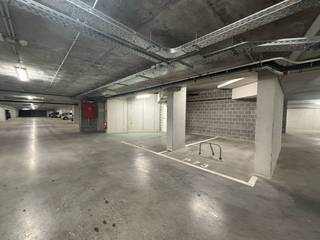 Are you looking for a safe and accessible parking space in Neder-Over-Heembeek? At 84 Oorlogskruisenlaan, we offer several spacious parking spots...