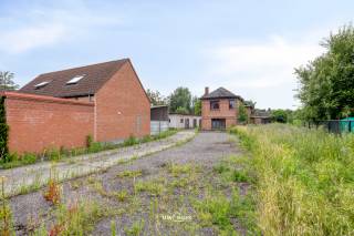Bent u op zoek naar een eigendom met karakter, ruimte en ongeziene potentie? Dan is deze uitzonderlijke woning precies wat u zoekt.<br /><br />Gelegen op een uitstekende locatie, omringd door een prachtig uitzicht over de omliggende velden, bevindt zich deze ruime, volledig te renoveren woning op een royaal perceel. Oorspronkelijk deed het geheel dienst als hondenkennel, waardoor de eigendom vandaag beschikt over tal van extra gebouwen en een unieke indeling die zich perfect leent voor diverse doeleinden.<br /><br />Via de zeer ruime oprit bereikt u de woning en de verschillende aparte loodsen, die tal van mogelijkheden bieden voor opslag, een atelier, werkruimte of het uitbouwen van een nieuwe activiteit. De grote tuin en het uitgestrekte perceel zorgen voor een oase van rust en privacy, terwijl de uitstekende bereikbaarheid een absolute meerwaarde vormt.<br /><br />Of u nu droomt van een ruime gezinswoning, een combinatie van wonen en werken, een kleinschalige onderneming of een volledig nieuw project: deze eigendom biedt alle ruimte om uw plannen werkelijkheid te maken.<br /><br />Troeven:<br /><br />Volledig te renoveren woning met enorm potentieel<br />Uitstekende en vlot bereikbare ligging<br />Zeer ruim perceel met grote tuin<br />Brede en ruime oprit<br />Meerdere aparte loodsen en bijgebouwen<br />Ideaal voor zelfstandigen of wie wonen en werken wil combineren<br />Perfecte locatie voor het opstarten van een nieuwe activiteit<br />Rustig gelegen met een prachtig, vrij uitzicht over de velden<br /><br />Een eigendom als deze biedt zelden zoveel mogelijkheden. Laat uw creativiteit de vrije loop en maak van deze unieke locatie uw droomproject.