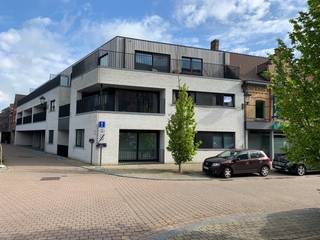 Dit instapklaar appartement is gelegen in het centrum van Wingene, vlakbij bakkers, slagers, grootwarenhuizen & school.Het appartement bevindt zich...