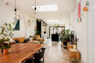 <p><span>Stijlvolle woning waar comfort, ruimte en charme perfect samenkomen.</span></p><p><span>Via de inkomhal betreedt u de lichtrijke leefruimte, die naadloos overgaat in de eetplaats en de moderne, volledig uitgeruste keuken. De kwalitatieve afwerking en doordachte indeling zorgen voor een aangename en stijlvolle woonbeleving.</span></p><p><span>Aansluitend aan de inkomhal bevindt zich een praktische polyvalente ruimte, ideaal als fietsenberging, wasplaats en extra opbergruimte. Daarnaast is er een apart gastentoilet en een droge kelder.</span></p><p><span>Op de eerste verdieping vindt u een bijzonder ruime slaapkamer en een moderne badkamer. Via de badkamer bereikt u de tweede verdieping met nog twee slaapkamers, waarvan één beschikt over een gezellige mezzanine.</span></p><p><span>Buiten geniet u van een verzorgd overdekt terras met extra bergruimte en een aangename tuin, ideaal om in alle rust te ontspannen.</span></p><p><span>De woning werd in 2021 volledig gerenoveerd, beschikt over een EPC-label B en een conforme elektrische installatie, waardoor u zorgeloos en energiezuinig kunt wonen.</span></p><p><span>Gelegen in een rustige buurt, op wandelafstand van winkels, scholen en het station, combineert deze woning een uitstekende ligging met hedendaags wooncomfort.</span></p><p><span>Optioneel kan op slechts 300 meter van de woning een garagebox worden aangekocht voor € 40.000, een interessante meerwaarde voor extra parkeer- en bergruimte.</span><span>.</span><span> </span></p>