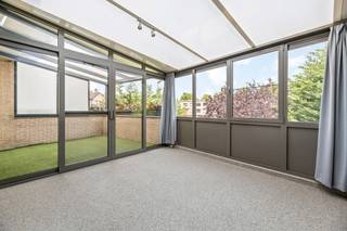 Welkom in deze verrassend ruime en praktische duplex, ideaal voor wie comfortabel wil wonen op een centrale locatie met alle voorzieningen binnen handbereik. 

Bij het binnenkomen betreden we de ruime living die is uitgerust met een palletkachel. 
Aansluitend vind je de keuken, met voldoende werkruimte en een directe doorgang naar een handige berging, perfect ingericht voor wasmachine/droogkast en extra voorraad. 

Via de keuken heb je toegang tot het prachtige overdekte (veranda) terras waar je heel het jaar kan vertoeven. 
Op de verdieping zijn er drie slaapkamers waarvan 2 met inbouwkasten – ideaal om ruimte te besparen en toch alles netjes op te bergen. 

De badkamer is enkele jaren geleden gerenoveerde en is uitgerust met een wastafel en een ligbad/douche. 
Twee aparte toiletten zorgen voor extra comfort, zowel op het gelijkvloers als boven. 

Als kers op de taart is er nog een ruime bergzolder, ideaal voor seizoensspullen of extra opbergruimte. 

Bijzonderheden: * Centrale, rustige ligging dichtbij winkels, scholen en openbaar vervoer 
* praktische berging en aparte toiletten 
* overdekt terras + open terras 
* ruime zolder 
* elektrische Rolluiken 
* instapklaar.  

 Voor meer informatie kan je terecht op het kantoor. 014/82.15.15.