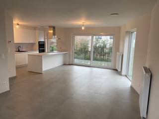 NOUVELLE CONSTRUCTION: Maison 4-façades, idéalement située dans une rue calme.Rez-de-chaussée : hall d’entrée, WC, living avec cuisine ouverte,...