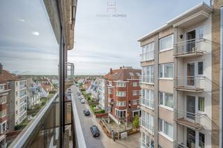 Bel appartement meublé dans une rampe de la digue proposant le confort idéal pour un pied à terre en famille à la mer.<br /><br />Très agréable et lumineux séjour avec coin repas, cuisine ouvertre entièrement équipée, hall d'entrée avec vestiaire et toilette ( armoire pour lave -linge). <br />A l'arrière, nous avons la chambre parental avec lit double, salle douche, chambre enfant avec coin douche.<br /><br />Cave privative au sous-sol.<br />Infos et visites au 050 760 760