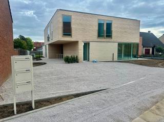 <p>IMMEUBLE NEUF ÉNERGÉTIQUEMENT EFFICACE À LOUER À OUDENAARDE</p><p>Vous êtes à la recherche d'une maison moderne, prête à l'emploi et dotée de tout le confort ? <br />Cette maison de construction récente comprend au rez-de-chaussée : une entrée, des toilettes, une salle à manger, une cuisine équipée, un débarras, un espace de vie lumineux, un jardin et une terrasse<br />Au premier étage : des toilettes, 3 chambres et une salle de bain équipée avec double lavabo et douche à l'italienne</p><p>Situation : Situé en bordure du centre ville, à proximité des écoles, de la gare et des commerces</p><p>Durabilité : maison BEN avec chauffage au sol et pompe à chaleur. <br />Finitions : matériaux de haute qualité et peinture sur toute la surface.</p><p>Disponibilité : éventuellement 01/06/2026, après travaux encore à effectuer.<br />Ne manquez pas cette occasion unique d'être le premier à habiter ce bijou !<br />Intéressé ? <br />Demandez votre visite via notre site internet www.immodhondt.be </p>