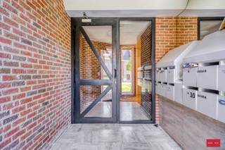 Inkomhal met gastentoilet en ingemaakte vestiaire, ideaal voor een nette en georganiseerde entree. Ruime en lichtrijke living met toegang tot een...