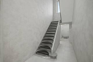 Deze woning onderging een grondige renovatie en biedt uitzonderlijk veel ruimte. De woning beschikt over maar liefst 7 slaapkamers, 3 badkamers met toilet en inloopdouche en 3 volledig uitgeruste keukens met nieuwe toestellen. Daarnaast is er een ruime tuin, een achteringang voor fietsen en een ruime inkomhal. De woning is bovendien overal modern afgewerkt met inbouwspots.<br />Dankzij de indeling kan de woning perfect functioneren als drie woonunits binnen één huis, zonder aparte trappenhal. Hierdoor is ze ideaal als kangoeroewoning, voor grote gezinnen of voor mensen die op zoek zijn naar veel woonruimte.<br />Op het gelijkvloers bevindt zich vooraan een ruime berging en een woonkamer. Verder zijn er drie slaapkamers en een badkamer met inloopdouche en toilet.<br />De eerste verdieping beschikt over een ruime nachthal, een grote woonkamer, twee slaapkamers en een badkamer met inloopdouche en toilet.<br />De zolderverdieping werd zeer mooi afgewerkt en heeft een loftgevoel. Hier bevinden zich opnieuw twee slaapkamers, een ruime woonkamer, een open keuken en een badkamer met inloopdouche en toilet.<br />De combinatie van ruimte, renovatie en flexibele indeling maakt deze woning bijzonder geschikt voor meerdere generaties onder één dak, co-housing of een groot gezin dat op zoek is naar comfort en ruimte.<br /><br />Wil je deze woning graag bezichtigen maak dan een afspraak via info@uw-huis.be of bel ons tijdens de openingsuren via 052 46 38 03<br />