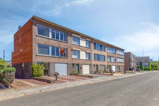 <p>Te renoveren bel-etagewoning gelegen in de Vinkenstraat te Aarschot, op een gunstige locatie vlakbij het centrum. Deze woning biedt tal van mogelijkheden voor wie op zoek is naar een project dat volledig naar eigen smaak en wensen kan worden ingericht.<br /><br />De woning beschikt over een solide betonstructuur, wat een uitstekende basis vormt voor een duurzame renovatie. Binnenin zijn er momenteel drie slaapkamers en één badkamer aanwezig. Dankzij de indeling en structuur kan de woning flexibel heringericht worden, ideaal voor het creëren van een moderne en comfortabele leefomgeving.<br /><br />Op het gelijkvloers bevindt zich een garage, aangevuld met een dubbele oprit die voldoende parkeergelegenheid biedt. Dit maakt de woning niet alleen praktisch, maar ook aantrekkelijk voor gezinnen of wie extra ruimte nodig heeft.<br /><br />De ligging combineert rust met een vlotte bereikbaarheid van winkels, scholen en openbaar vervoer. Een unieke kans voor investeerders of handige kopers die een woning volledig naar hun hand willen zetten.</p>