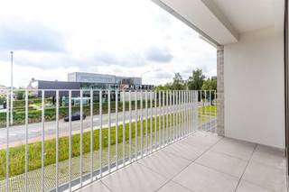 <p>Interesse in dit appartement? Reageren kan enkel via 'Mijn huurprofiel' of via volgende link: https://wi-antwerpen-zuidrand.mijnhuurprofiel.be/property/3b55a226-2a99-4a50-ab15-5938aa4d2ac4<br /><br />Ben je op zoek naar een comfortabel en verzorgd appartement op een uitstekende locatie in Kontich?<br />Ontdek dit 1-slaapkamerappartement in de gekende Residentie Gonthier, ideaal gelegen op slechts 1 km van het centrum van Kontich. Daar vind je winkels, horeca, scholen en alle dagelijkse voorzieningen binnen handbereik.</p>
<p>Indeling:<br />Je komt binnen in een ruime, lichtrijke woonkamer met een open, volledig geïnstalleerde keuken – een aangename plek om te koken en te ontspannen.<br />Vanuit de woonkamer heb je toegang tot een aangenaam terras, groot genoeg voor een tafel en stoelen om te genieten van de buitenlucht.</p>
<p>De grote slaapkamer baadt in het licht dankzij het brede raam en biedt voldoende ruimte voor een tweepersoonsbed en kast.<br />De badkamer is uitgerust met een dubbel lavabomeubel en een ligbad met douchefunctie.</p>
<p>Een ondergrondse autostaanplaats is inbegrepen.</p>
<p>Troeven op een rij:</p>
<ul>
<li>
<p>Uitstekende ligging tegenover supermarkten en nabij het centrum</p>
</li>
<li>
<p>Verzorgde en rustige residentie</p>
</li>
<li>
<p>Lichtrijk appartement met ruim terras</p>
</li>
<li>
<p>Ondergrondse autostaanplaats inbegrepen</p>
</li>
<li>
<p>Open, geïnstalleerde keuken</p>
</li>
</ul>
<p>Dit appartement biedt comfortabel wonen met alles binnen handbereik – ideaal voor alleenstaanden of koppels die op zoek zijn naar een praktische en gezellige woonplek in Kontich.<br /><br />Interesse in dit appartement? Reageren kan enkel via 'Mijn huurprofiel' of via volgende link: https://wi-antwerpen-zuidrand.mijnhuurprofiel.be/property/3b55a226-2a99-4a50-ab15-5938aa4d2ac4<br /><br />Voorwaarden:<br />- plaatsbeschrijving door expert (kosten gedeeld door eigenaar en huurder)<br />- 3 maanden huurwaarborg<br />- beschikbaar uiterlijk 1 januari of vroeger na overleg met huidige huurders<br />- gemeenschappelijke kosten: 75 euro/maand</p>