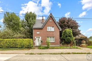 Deze woning is zeer rustig gelegen, en biedt veel potentieel. Weide en extra bos.Indeling: inkom, ruimte leefruimte, keuken en badkamer, kelder. Op...