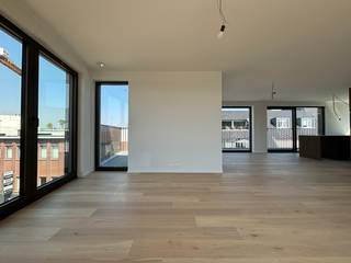 Verlaagd btw tarief is mogelijk bij eigen bewoning of langdurige verhuur, indien aan de voorwaarden voldaan!<br /><br />In het hart van Waregem is deze exclusieve penthouse gelegen, waarbij licht, ruimte en comfort een van de vele troeven zijn. Met een bewoonbare oppervlakte van 134 m² en maar liefst 69 m² terrassen geniet u hier de hele dag door van zon en uitzicht.<br /><br />De penthouse omvat een inkomhal met gastentoilet en berging, een ruime leefruimte (voorziening gashaard) met open keuken , badkamer en twee slaapkamers.<br /><br />Deze penthouse is bovendien bijzonder energiezuinig dankzij vloerverwarming met warmtepomp en zonnepanelen. De kleinschalige residentie garandeert extra privacy en exclusiviteit.<br /><br />Wonen in luxe, pal in het centrum – alles binnen handbereik.