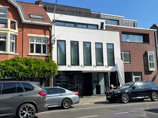 ENKEL BEZOEKEN MOGELIJK DOOR ONDERSTAANDE LINK VOLLEDIG EN CORRECT IN TE VULLEN: https://mijnhuurprofiel.be/property/3189b5a3-7652-4eba-a135-736a6f54216c/login<br /><br />Het appartement is gelegen op de 2de en 3de verdieping en is bereikbaar via de lift.<br /><br />Indeling: inkomhal met ingemaakte kasten en gastentoilet, ruime, lumineuze leefruimte met schuiframen naar het terras vooraan, volledig geïnstalleerde open keuken in eik met toestellen van Miele en een kookeiland met travertin werkblad, achteraan twee slaapkamers met ingemaakte kasten en badkamer in travertin met bad, inloopdouche en dubbele wastafel. Trap in natuursteen leidt naar de etage of derde verdieping met een aparte ruimte te gebruiken als bureel/zithoek/bibliotheek/tv-hoek... en terras vooraan. Aan de achterzijde bevindt zich de masterbedroom met ingemaakte kasten en ensuite badkamer in natuursteen travertin met inloopdouche, wastafel en toilet. De masterbedroom heeft een terras aan de achterzijde. <br /><br />Maandelijkse kosten: € 120 per maand voor het onderhoud en de elektriciteit van de gemene delen en de lift. <br />Alle nutsvoorzieningen zijn individueel door de huurder af te sluiten.<br /><br />Bijzonderheden:<br />- Ligging in het centrum van Schilde tegenover het oude gemeentehuis en vlakbij winkels en handelaren<br />- Lift voorzien in het gebouw<br />- Vloerverwarming en airco voorzien in het appartement<br />- Natuurstenen vloer in travertin<br />- Een toilet aanwezig op elke etage<br />- Twee badkamers waarvan één met bad, inloopdouche en dubbele lavabo. De andere badkamer heeft enkel inloopdouche en lavabo<br />- Er zijn drie terrassen in totaal waarvan één aan de woonkamer (voorkant tweede verdieping) en twee terrassen op de derde verdieping (voor- en achterkant)<br /><br />Het appartement is beschikbaar vanaf 1 januari 2027. <br /><br />Voor meer info of een bezoek ter plaatse kan u, ook buiten de kantooruren en tijdens het weekend, vrijblijvend contact opnemen met Lieselotte via lieselotte@reds.