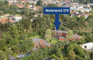 <p><strong>De woning aan Molenpad 27K is voorzien van 3 slaapkamers e</strong>n bevindt zich op een grondstuk van 285m², volledig omgeven door groen. We komen binnen via de inkomhal, met daar het gastentoilet, vestaire, en een 1e berging / wasplaats. Vanuit de inkomhal stappen we binnen in de ruime en lichtrijke <b>"doorzon" leefruimte </b>met een open <strong>leefkeuken. </strong>Via het grote schuifraam bereikt u het <strong>terras van 28 m²</strong>, dat mooi overloopt in een <strong>privétuin van 112m²</strong>. Deze tuin is op zijn beurt verbonden met de <strong>gemeenschappelijke tuin</strong>, waardoor u zowel privacy als een schitterend groen zicht geniet. Op de verdieping vinden we <strong>3</strong> <strong>slaapkamers</strong>, elk met voldoende licht en ruimte. De <strong>badkamer</strong> (mét daglicht) is uitgerust om aan alle comfort te voldoen, en biedt de ruimte voor zowel een ligbad als inloopdouche. De nachthal is nog voorzien van een 2e <strong>apart</strong> <strong>toilet</strong> en een <strong>extra berging. </strong>Tot slot beschikt de woning over een <strong>afzonderlijke fietsenberging vlakbij de voordeur</strong>, en zijn er <strong>ondergrondse autostaanplaatsen</strong> en <strong>fietsenstallingen</strong> beschikbaar. Voor uw bezoekers zijn er <strong>bovengrondse parkeerplaatsen</strong> voorzien, zowel voor wagens als voor fietsen. <u><br /></u></p>
<p>Wonen in een landelijke, groene en rustige omgeving en toch op <strong>wandelafstand het gezellige dorpscentrum </strong>van Vosselaar: Dat is residentie "<strong>Molenakker</strong>” gelegen aan Molenpad, een rustige straat gelegen op een steenworp van het centrum van Vosselaar en op enkele minuten van invalswegen zoals de Antwerpsesteenweg en met een uitstekende verbinding naar de E34 Antwerpen - Eindhoven. Supermarkten, bakker, slager, enz. bevinden zich allemaal in de directe omgeving. Het nieuwe gebied wordt voorzien van bezoekersparking alsook van een ondergrondse (privé) garage voor bewoners. Het terrein wordt afgesloten met een poort en het groene karakter wordt gewaarborgd door een prachtig tuinontwerp. Uw fiets stalt u probleemloos in uw eigen <strong>tuinberging.</strong><br /><br /><u>Aanbod en prijzen</u><br />Wij bieden u hier <strong>6 nieuwbouwwoningen</strong> aan met <strong>3 slaapkamers en aangename terrassen al dan niet met privétuinen, naadloos in connectie met aan aangelegde, gemeenschappelijke tuin. </strong>Er is keuze tussen <strong>gelijkvloers wonen of met de slaapkamers op de verdieping</strong>.</p>
<p>Prijzen starten vanaf 447.310 EUR, exclusief staanplaats en aankoopkosten. <span><strong>De woningen kunnen bovendien aangekocht worden aan 6% BTW</strong>.</span> Inclusief 6% BTW, registratierechten, ereloon notaris, aktekosten, nutsvoorzieningen en 1 staanplaats geeft dit totaalprijzen vanaf +/- 515.000 EUR.<br /><br /><u>Technieken en afwerking</u><br />Een E-peil &lt;20 wordt u gegarandeerd: Hoogwaardige isolatie en duurzame technieken (<strong>vloerverwarming, </strong><strong>individuele warmtepomp met geothermie, </strong>superisolerende beglazing, ventilatiesysteem D, <strong>regenwaterrecuperatie) </strong>worden gecombineerd met een warme, hedendaagse architectuur (inspiratie Turnhoutse school). Deze aardgasvrije woning is klaar voor de toekomst.<br /><br />De afwerking is tot in de puntjes, naar uw smaak en met afgesproken budgetten bij gekende leveranciers voor de keuken, badkamer, vloeren en binnendeuren. <strong>De werken starten deze zomer: Momenteel heeft u uiteraard nog inspraak in de afwerking.</strong><br /><br />Dankzij de <strong>Wet Breyne</strong> bent u volledig beschermd met een voltooiingswaarborg en betaalt u naar gelang de werken vorderen.</p>
<p><u> </u></p>