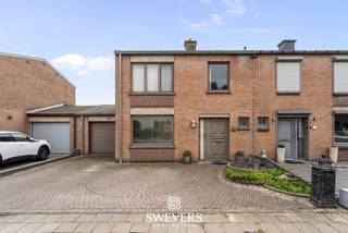 Voor meer info en foto’s, surf naar www.swevers.be – Deze praktische rijwoning aan de Europarklaan 18 in Houthalen combineert een verrassend ruime leefruimte met drie slaapkamers, een inpandige garage en een zonnige tuintje. Op het gelijkvloers kom je binnen via de inkomhal met apart toilet. De L-vormige leefruimte van ca. 30 m² biedt alle ruimte voor een gezellige zit- en eethoek en is voorzien van nieuwe inbouwkasten. De halfopen keuken van ca. 18 m² sluit hier mooi op aan en beschikt over extra zitplaatsen. Vanuit de keuken bereik je de garage van 19 m² met sectionale poort en de achterliggende wasplaats. Op de eerste verdieping bevinden zich drie slaapkamers van ca. 13 m², 11 m² en 6 m². De kleinste kamer leent zich perfect als kinder-, bureau- of logeerkamer. In de gang bevindt zich een grote inbouwkast, die het ruimtegebrek van de kleinste slaapkamer opvangt. De badkamer is uitgerust met een bad en lavabo. Het perceel van 1a87 beschikt over een knusse, zuidwestelijke georiënteerde tuin die mits wat aanpassingen naar eigen hand te zetten is. Extra pluspunt: in 2025 werd een nieuwe Buderus condensatieketel op gas geplaatst. De ligging is bijzonder praktisch, met openbaar vervoer op ca. 50 meter, restaurants op 300 meter en winkels binnen 1,5 km. Ook scholen, ontspanning en de snelweg zijn vlot bereikbaar. Voor meer informatie, bel 011 255 155. Bron bewoonbare oppervlakte: EPC – verslag.