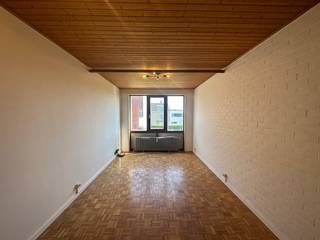 Ontdek deze studio op de eerste verdieping van een rustige residentie te Bredene.Bij het betreden van de studio wordt u begroet door een ruime...