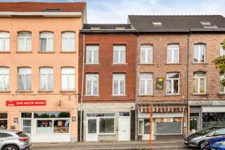 Bent u op zoek naar een veelzijdig pand waar u wonen en werken perfect kunt combineren, of naar een hoogwaardige investering in vastgoed? <br /><br />Dit multifunctionele huis te koop aan de Leuvensesteenweg biedt uitstekende mogelijkheden. <br />Dankzij de twee afzonderlijke ingangen zijn het handelspand en het bovenliggende appartement volledig gescheiden. <br />Het appartement wordt momenteel verhuurd voor € 1135 per maand inclusief kosten, wat het een financieel aantrekkelijke koop maakt.<br /><br />De eigendom beschikt over een gunstig Energieprestatiecertificaat met label B (189 kWh/m²), een conforme elektrische installatie en is volledig asbestveilig. <br /><br />De ligging garandeert bovendien een uitstekende bereikbaarheid: op wandelafstand van het station van Mechelen en vlak bij het bruisende centrum van Mechelen. Ook belangrijke toegangswegen zijn vlot te bereiken.<br /><br />Indeling van het pand:<br /><br />Handelsgelijkvloers: <br />- Afzonderlijke inkomhal<br />- Ruime handelsruimte van 24 m² <br />- bureau<br />- ingerichte keuken<br />- badkamer<br />- berging <br />- gezellige koer.<br /><br />Eerste verdieping:<br />- Eigen inkomhal voor het appartement<br />- ruime woonkamer met aansluitende eetkamer en keuken.<br /><br />Tweede verdieping: <br />- Slaapkamer<br />- dressing <br />- ingerichte badkamer<br /><br />Derde verdieping: <br />- Tweede slaapkamer<br />- tweede dressing <br />- aangenaam inpandig terras.<br /><br />Droomt u ervan dit eigendom in Mechelen te kopen? Aarzel niet en neem contact met ons op om dit unieke pand dat te koop staat in Mechelen te bezoeken.<br /><br />Bestuursmaatregelen in het maatregelenregister: nee<br /><br />Deze AI-visualisaties zijn bedoeld als inspiratie. Er werd geen rekening gehouden met technische specificaties, stedenbouwkundige voorschriften of de concrete mogelijkheden tot realisatie.