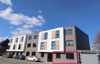 Bent u op zoek naar een prachtig gelijkvloers 2-slaapkamer appartement met grote tuin in het centrum van Beveren?Dit appartement is vast iets voor...