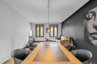 Deze lichtrijke en instapklare bel-etage woning combineert een centrale ligging met comfortabele woonkwaliteit en tal van troeven.

Indeling: Via een  inkomhal komt u binnen in de open leefruimte met geïntegreerde keuken, waar het overvloedige daglicht meteen opvalt. Aansluitend is er een handige berging én een extra ruimte die perfect dienst kan doen als bureau of hobbykamer. Op de bovenverdieping bevinden zich drie volwaardige slaapkamers en een badkamer met zowel bad als douche.

Het zonnig terras biedt volledige privacy – een ideale plek om tot rust te komen of te genieten van een gezellige zomeravond.
Troeven: ruime woning, 3 slaapkamers, zonnig terras, centrale ligging nabij winkels, scholen en openbaar vervoer.

Meer info of een bezoek?
Contacteer Brigitte: 0479/597.004 - brigitte@altro-vastgoed.be