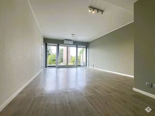 <h2><span>Licht en ruim 2-slaapkamerappartement met terras, zonnepanelen en airco</span></h2><p><span>Dit aangename en lichtrijke appartement is gelegen op de </span><span>tweede verdieping</span><span> van een verzorgde residentie aan de Vronemeers in Asse. Dankzij de ruime leefruimtes, twee volwaardige slaapkamers, het terras en enkele energiezuinige voorzieningen vormt dit appartement een ideale woonst voor zowel eigen bewoning als investering.</span></p><p><span>Bij het betreden van het appartement komt u terecht in een </span><span>ruime inkomhal met vestiaire</span><span>. Van hieruit heeft u toegang tot een apart gastentoilet en de badkamer, uitgerust met een </span><span>ligbad met douchefunctie, dubbele wastafel en voldoende kastruimte</span><span>.</span></p><p><span>Het appartement beschikt over </span><span>twee slaapkamers van respectievelijk circa 11,5 m² en 14,5 m²</span><span>.</span></p><p><span>De </span><span>ruime leefruimte van circa 27 m²</span><span> geniet van veel natuurlijke lichtinval en biedt voldoende plaats voor zowel een gezellige zithoek als een eetruimte. Aansluitend bevindt zich de keuken, die is uitgerust met de nodige toestellen en beschikt over een </span><span>praktische aangrenzende berging</span><span>.</span></p><p><span>Zowel vanuit de keuken als vanuit de leefruimte heeft u rechtstreeks toegang tot het </span><span>terras</span><span>, een aangename extra buitenruimte.</span></p><p><span>Op de kelderverdieping beschikt het appartement bovendien over een </span><span>private berging</span><span>. In de gemeenschappelijke fietsenberging is er plaats voorzien voor het stallen van </span><span>twee fietsen</span><span>.</span></p><p><span>Een bijkomende troef is dat het appartement beschikt over </span><span>7 zonnepanelen en een airco-unit</span><span>, wat bijdraagt aan het wooncomfort en een energiezuiniger verbruik.</span></p><p><span>Troeven:</span></p><ul><li><span>Gelegen op de tweede verdieping</span></li><li><span>Ruime en lichtrijke leefruimte van ca. 27 m²</span></li><li><span>2 slaapkamers van ca. 11,5 m² en 14,5 m²</span></li><li><span>Terras bereikbaar vanuit keuken én leefruimte</span></li><li><span>Badkamer met ligbad/douche en dubbele wastafel</span></li><li><span>Praktische berging aansluitend aan de keuken</span></li><li><span>Private kelderberging</span></li><li><span>Gemeenschappelijke fietsenberging met plaats voor 2 fietsen</span></li><li><span>7 zonnepanelen</span></li><li><span>Airco-unit</span></li></ul><p><span>Een comfortabel en praktisch ingedeeld appartement met interessante energievoorzieningen op een aangename locatie in Asse.</span></p><p><span>Meer informatie of een bezoek ter plaatse? Contacteer Immo Robert op 052 89 50 99 of via <span>alexander@immorobert.be</span></span><span>.</span></p>