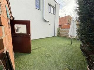 Deze op te frissen woning is centraal gelegen in Sint-Niklaas, op wandelafstand van winkels, openbaar vervoer en andere voorzieningen. Dankzij de...