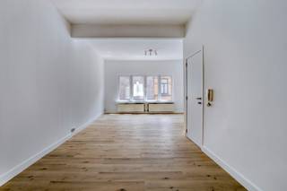 Ontdek dit prachtig gerenoveerde appartement op de eerste verdieping van een kleinschalig en verzorgd gebouw.<br /><br />De ruime leefruimte geniet van veel natuurlijke lichtinval en biedt alle comfort. Aansluitend bevindt zich de volledig nieuwe, moderne keuken, uitgerust met koelkast, vriezer en gasfornuis. Er is bovendien plaats voorzien voor een wasmachine of vaatwasser, zodat u over alle hedendaags comfort beschikt.<br /><br />De slaapkamer (ca. 15 m²) bevindt zich achteraan en beschikt over een en suite badkamer met douche in bad, toilet en stijlvol wastafelmeubel.<br /><br />Extra troeven zijn de privatieve kelderberging, het gunstige EPC en géén maandelijkse kosten.<br /><br />Dit appartement werd met veel zorg en oog voor detail volledig gerenoveerd, waardoor u zonder zorgen kan intrekken. Perfect als starterswoning, pied-à-terre of slimme investering!