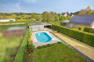 Maison individuelle prête à emménager sur un terrain de 747 m², avec jardin paysager avec piscine, abri de jardin et terrasse couverte. La maison bénéficie de beaucoup de lumière naturelle grâce aux grandes fenêtres qui donnent sur le jardin.La propriété comprend :- entrée- toilettes pour invités- espace de bureau- salon sur 2 niveaux - cuisine entièrement équipée- rangement- 2 garages intérieurs- 4 chambres- salle de bain meublée avec baignoire, douche, toilettes, meuble vasque- le sous-sol de 160 m² offre un espace pour installer la piscine, le débarras, l'espace de détente ou de travail.La maison dispose de panneaux solaires, d'une chaudière solaire, de la climatisation et d'une installation électrique conforme.La piscine est située dans le jardin clos et à l'arrière de la parcelle se trouve une maison de jardin avec une terrasse couverte.