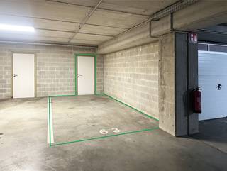Gelegen in het wooncomplex Withof te Kontich, bieden wij deze uitstekend gelegen set van 6 autostaanplaatsen aan, inclusief één berging.De...