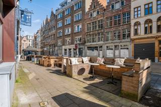 <p>Ontdek deze prachtig gerenoveerde woning aan de Vlasmarkt, op de hoek van de Hoogstraat, met een uniek uitzicht op de Onze-Lieve-Vrouwekathedraal. Dit karaktervolle pand combineert wooncomfort met diverse professionele mogelijkheden.</p><p>Het gelijkvloers is ideaal als kantoor, bureau of polyvalente ruimte. De kelder beschikt over een toilet, urinoir en handenwasser.</p><p>Op de eerste verdieping bevinden zich een ruime leefruimte en een moderne, volledig uitgeruste keuken met vaatwasser, combi-oven en inductiekookplaat. De tweede verdieping omvat de hoofdslaapkamer en een stijlvolle badkamer met dubbele wastafel, douche en toilet. De derde verdieping kan ingericht worden als tweede slaapkamer, tv-kamer of hobbyruimte met mezzanine.</p><p>De elegante trap verbindt alle verdiepingen en geeft het geheel een unieke uitstraling. Vanuit bijna elke verdieping geniet u van een prachtig zicht op de kathedraal.</p><p>De woning kan bovendien gemeubeld worden gehuurd, wat zorgt voor extra comfort en een instapklare oplossing.</p><p>Een unieke kans op een toplocatie in het historische centrum van Antwerpen.</p>