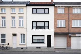Ontdek het potentieel van deze ruime gezinswoning, ideaal gelegen aan de stadsrand van Mechelen. Met een bewoonbare oppervlakte van circa 193 m² en maar liefst 4 slaapkamers, biedt dit pand de perfecte basis om, na renovatie, uw droomhuis te creëren.<br /><br /><u><strong>Indeling en kenmerken:</strong></u><br />De woning verwelkomt u met een doorzonwoonkamer die overloopt in de eetkamer en open keuken. Vanuit de keuken heeft u directe toegang tot de tuin, een fijne buitenruimte met veel potentieel.<br />Op de bovenverdiepingen bevinden zich:<br />Tussenverdieping: badkamer.<br />Eerste verdieping: 2 volwaardige slaapkamers.<br />Tweede verdieping: 2 volwaardige slaapkamers waarvan ééntje met vide.<br /><br /><u><strong>Locatie en troeven:</strong></u><br />De ligging is een absolute troef. U woont aan de stadsrand, maar met alle nodige voorzieningen binnen handbereik:<br />Vlotte verbinding naar het station.<br />Winkels, scholen en openbaar vervoer op wandelafstand.<br />Snelle toegang tot belangrijke invalswegen.<br /><br /><u><strong>Renovatieproject:</strong></u><br />De woning is te renoveren, wat u de unieke kans biedt om de indeling en afwerking volledig naar eigen smaak en noden te moderniseren. Dit is de ideale plek voor wie op zoek is naar een project met een uitstekende basisstructuur en ligging.<br /><br />Interesse?<br />Grijp deze kans en maak van dit huis uw nieuwe thuis. Voor meer informatie of een bezichtiging, neem gerust contact op via 0494 03 06 40 of michael@immovos.be.<br /> 