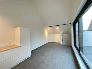 Découvrez ce magnifique appartement triplex récemment construit, où le confort contemporain et l'efficacité énergétique vont de pair. Vous entrez...