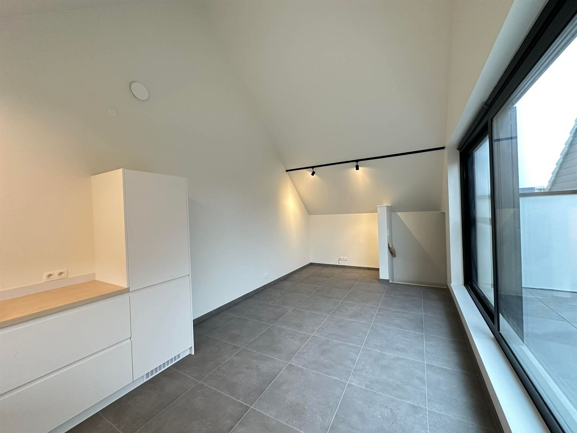 Prachtige triplex met 2 slaapkamers, terras en parking. - foto 2