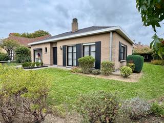 Gelijkvloerse villa op 614 m² met 3 slks en een inpandige garage.<br /><br />De Molenwieklaan te Kuurne is een doodlopende, rustige en toch zeer goed bereikbare ligging. Deze alleenstaande woning is gebouwd door de huidige eigenaar die momenteel het huis verkoopt.<br /><br />Inkom met apart toilet en vestiaire. Aan de linkerzijde is er een garage en gang die de 3 slaapkamers en badkamer verbind met elkaar. Aan de rechterzijde is er een zeer ruime leefruimte met aparte keuken. Deze keuken is quasi niet gebruikt en is werkelijk in nieuwstaat. Bij de keuken hoort er een aparte berging.<br /><br />Verder is er achteraan de woning, extra rustig gelegen, het slaapgedeelte. Drie slaapkamers en centraal een badkamer.<br /><br />De tuin is voorzien van een tuinhuis, veranda, zonneterras en is omheind.<br /><br />Recent (2020) is er een nieuw dak geplaatst op deze woning.<br /><br />PLUSPUNTEN:<br />+ asbest veilige woning! Enkel het tuinhuis heeft golfplaten en mastiekramen in asbest.<br />+ nieuw dak met 16 cm isolatie<br />+ gelijkvloers wonen