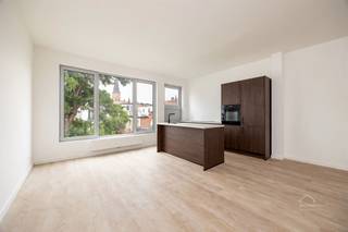 <p>Gerenoveerd appartement met 2 slaapkamers op het Zuid.</p><p>Op een toplocatie in de Grote Beerstraat vindt u dit instapklare appartement waar niets meer aan te doen valt. De volledige renovatie is net afgerond, met nieuwe vloeren, driedubbele beglazing en een vernieuwde elektrische installatie.</p><p>U komt binnen in een aangename leefruimte met open keuken, uitgerust met oven, ingebouwde koelkast en diepvriezer, enkele spoelbak, vaatwasser en inductiekookplaat met geïntegreerde dampkap. Verder beschikt het appartement over 2 slaapkamers, een badkamer, een apart toilet en een afzonderlijke berging met aansluiting voor wasmachine en droogkast.</p><p>Het huidige EPC-label is F. De verkoper voert op eigen kosten nog een volledige dakrenovatie uit, momenteel in afwachting van goedkeuring. Na uitvoering wordt een label van minstens C verwacht. U koopt hier dus een appartement dat energetisch nog aanzienlijk verbetert zonder dat u daar zelf in moet investeren.</p><p>Troeven<br />- Instapklaar, alles is vernieuwd<br />- Driedubbele beglazing voor extra comfort en lager verbruik<br />- Elektrische installatie vernieuwd en gekeurd<br />- Dakrenovatie ten laste van de verkoper<br />- Op wandelafstand van de horeca, winkels en het groen van het Zuid</p><p>Interesse? Contacteer ons voor een bezoek ter plaatse.</p>